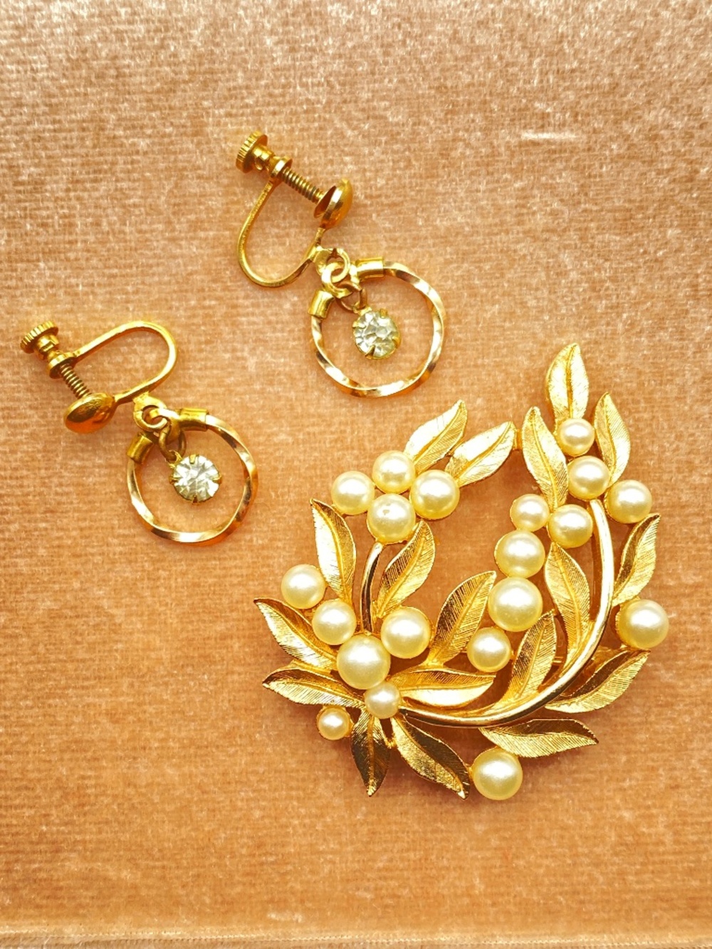 Lovely Vintage Leaf Faux Pearl Gold Tone Brooch Clear Stone Screw Earrings Lot